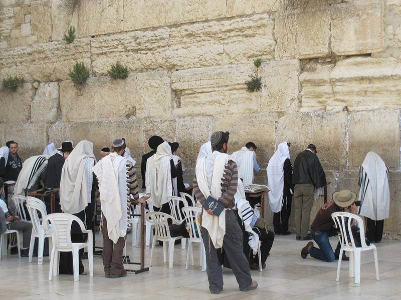 הרשויות יתמודדו עם פחות הכנסות. יהודים מתפללים|צילום: אתר pixabay.com